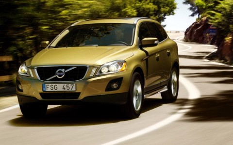 Volvo-XC60-on-road