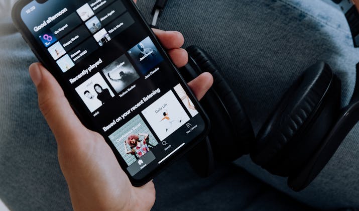 How To Keep Spotify Playing In The Background On Your iPhone 6 How To Keep Spotify Playing In The Background On Your iPhone 5