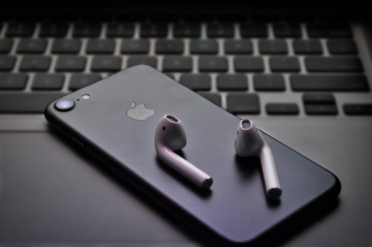 Airpod Microphone Muffled -Troubleshooting Tips 1 airpods