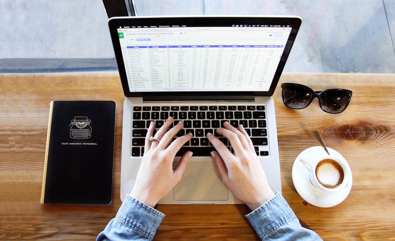 A Beginner's Guide to Macbook Scrolling 2 A Beginner's Guide to Macbook Scrolling 1