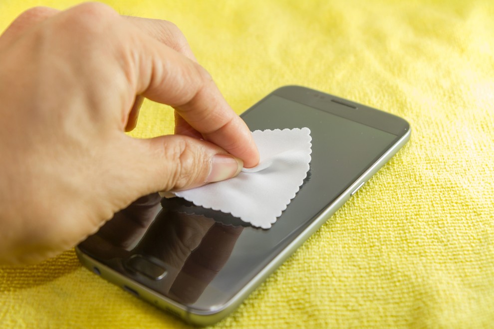 How to Fix Scratches on Phone Screen 2 How to Fix Scratches on Phone Screen 1