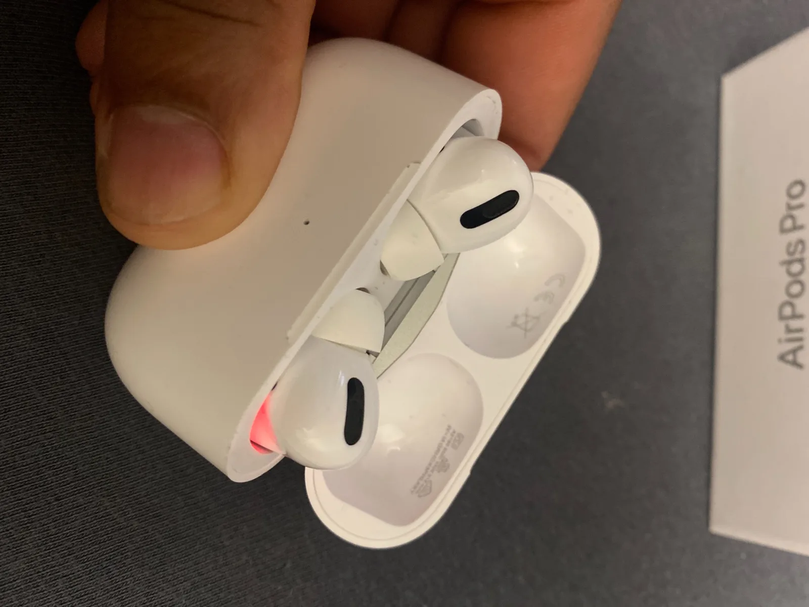 Troubleshooting Tips for When AirPods Won't Flash Amber 2 Troubleshooting Tips for When AirPods Won't Flash Amber 1