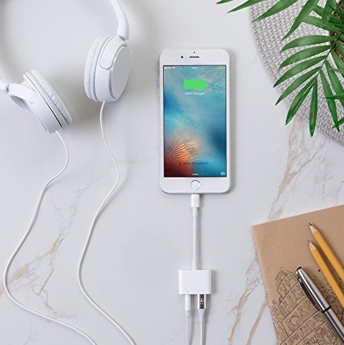 How to Charge iPhone While Using Headphones 2 How to Charge iPhone While Using Headphones 1