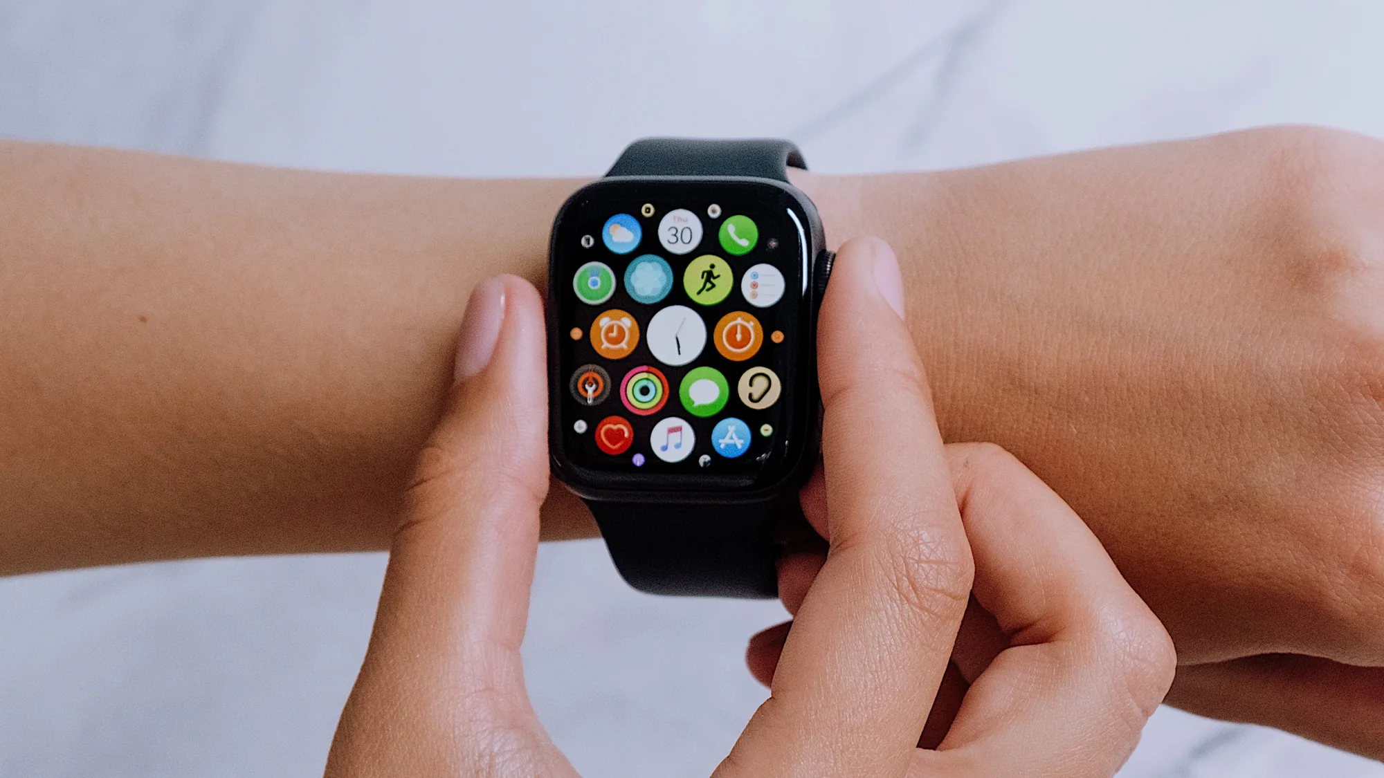 How To Close Tabs On Apple Watch 2 How To Close Tabs On Apple Watch 1