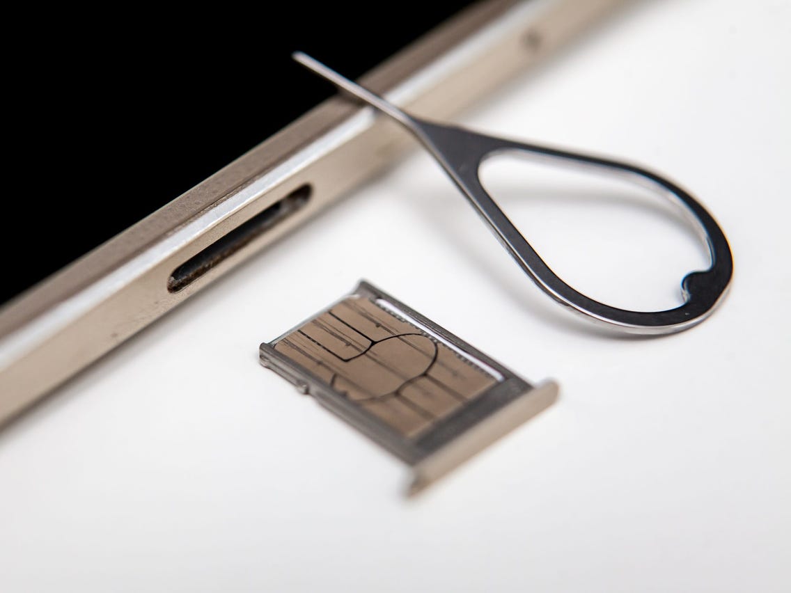 What Happens If You Switch SIM Cards in iPhones? 2 What Happens If You Switch SIM Cards in iPhones? 1
