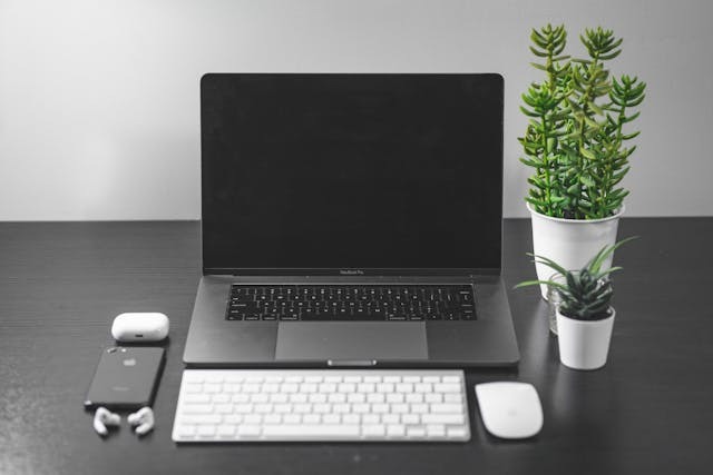 What's the Difference Between @me Email and iCloud Email? 1