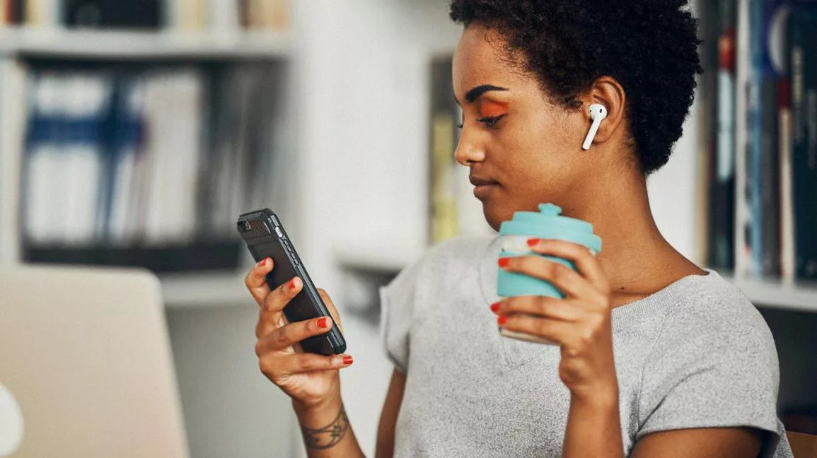 What To Do If Airpods Hurt Your Ears ? DeviceMAG