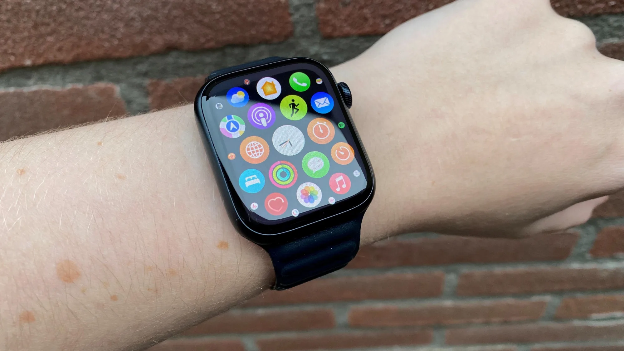 can i receive whatsapp call on my apple watch