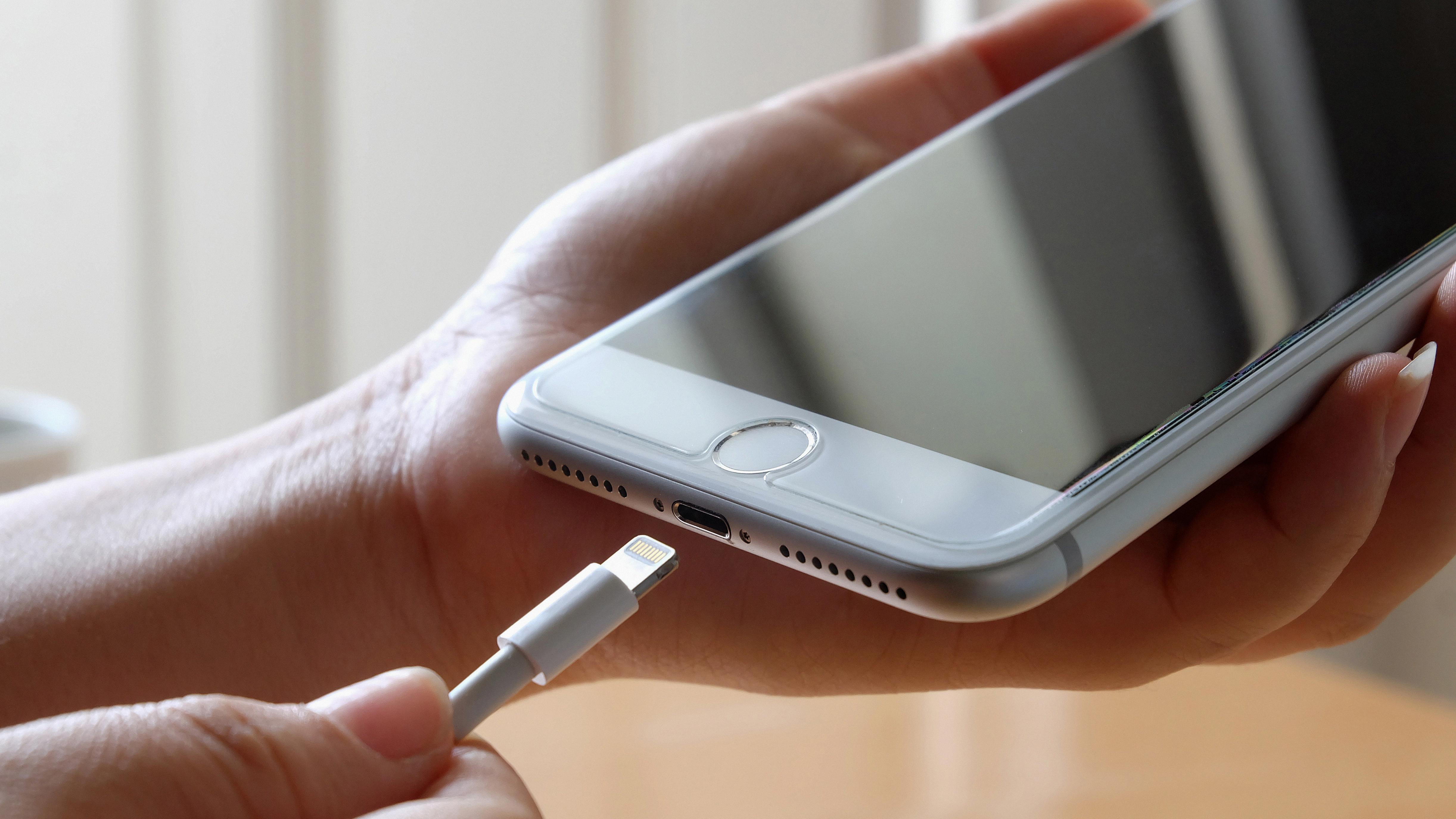 Iphone не заряжается до 100. Обнаружена жидкость в разъеме айфон. Вода попала в разъем для зарядки. Айфон заряжается.