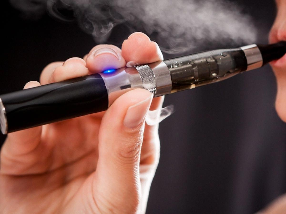 how to charge a vape