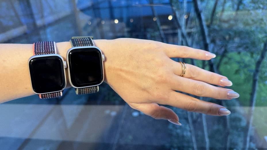 how to charge apple watch se