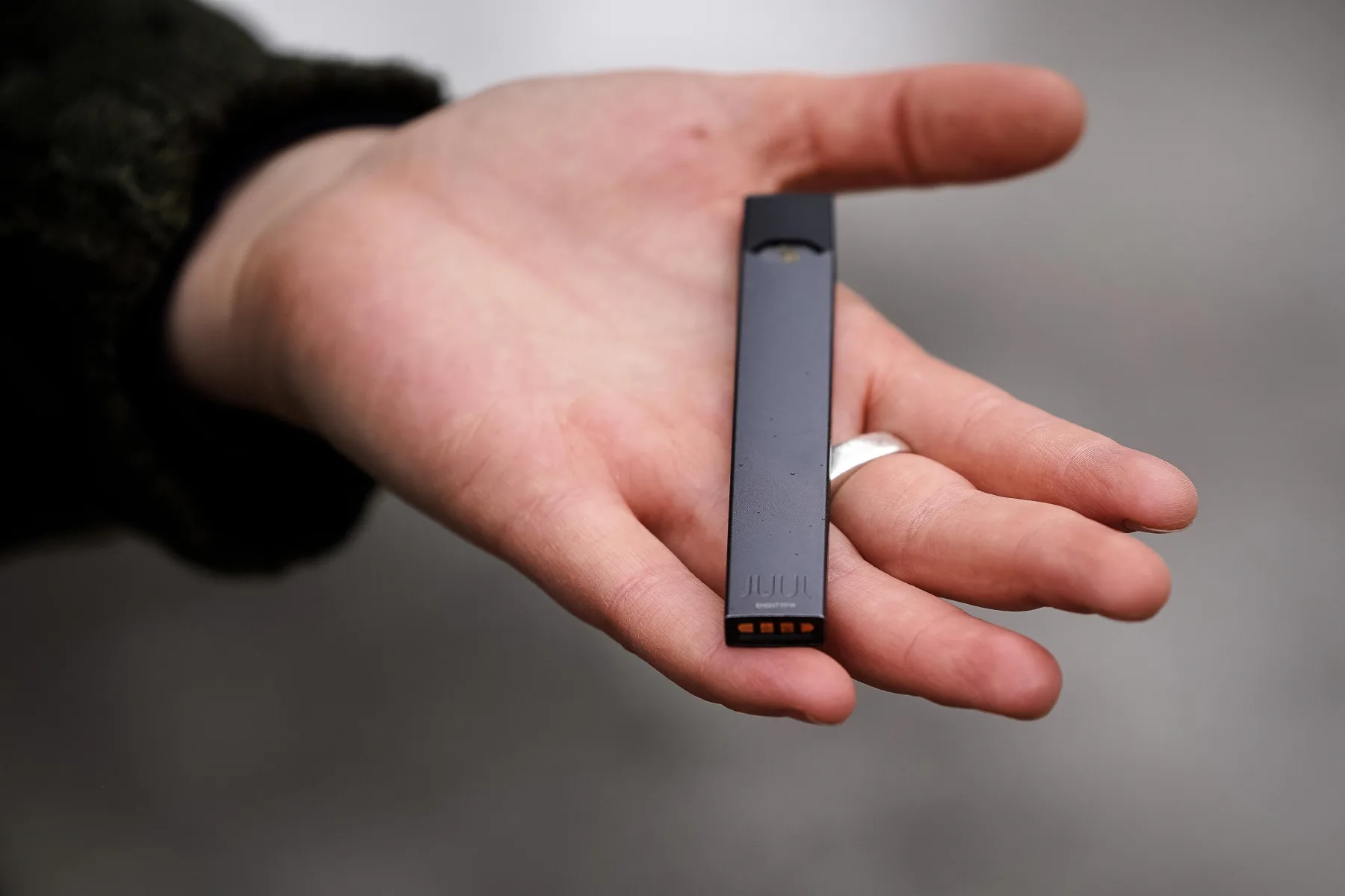 How To Charge A Juul Without A Charger How to Charge Your Juul Without the Charger - DeviceMAG