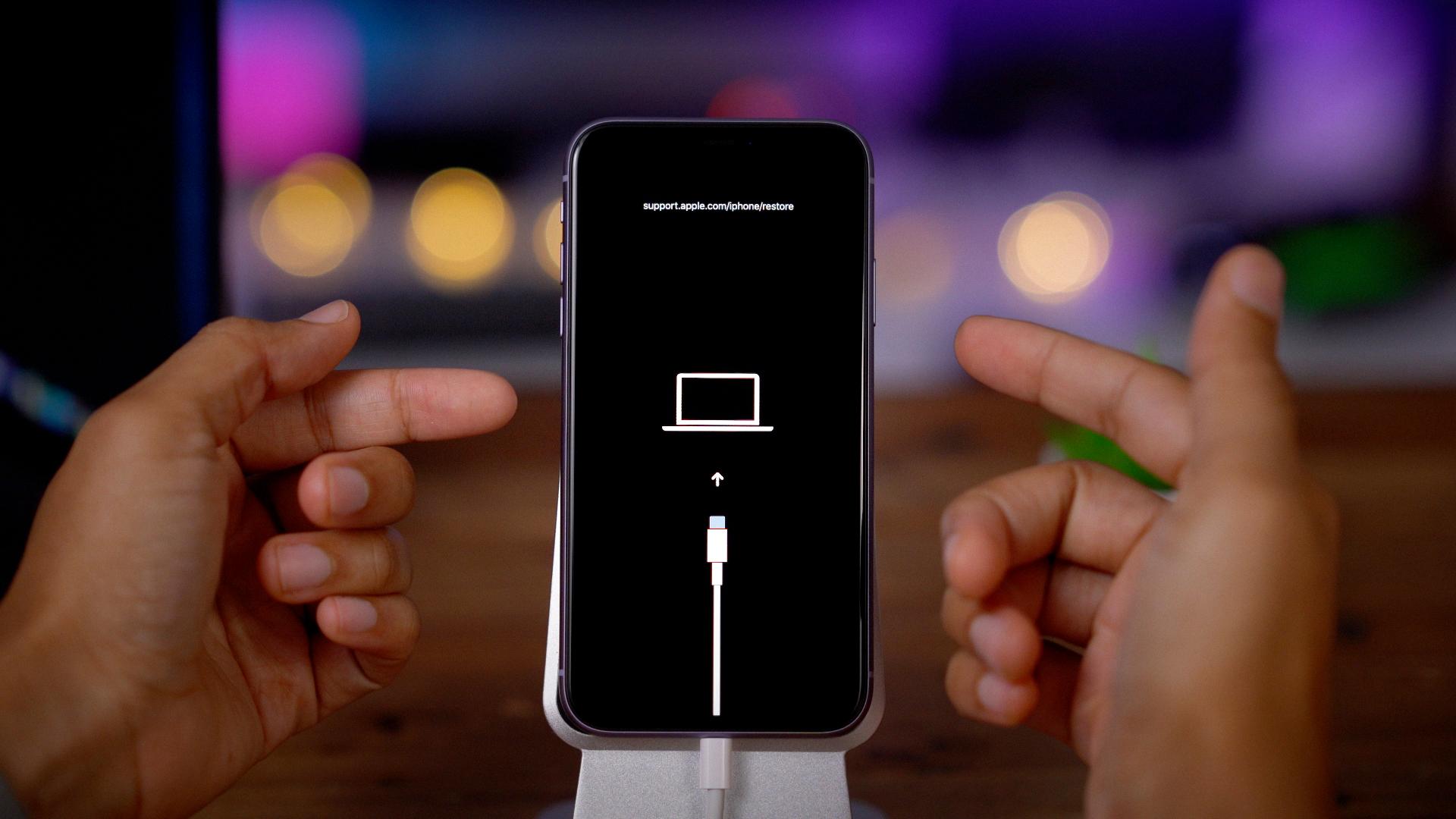 iphone 11 stuck on apple logo