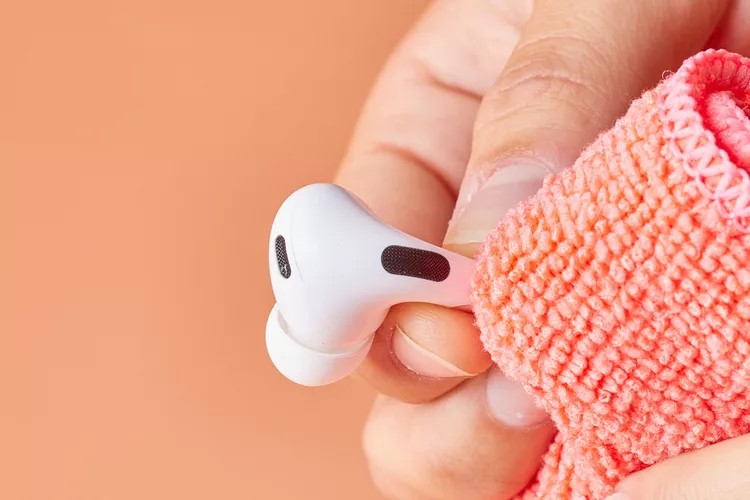 How to Clean Your AirPods Microphone 4 How to Clean Your AirPods Microphone 3