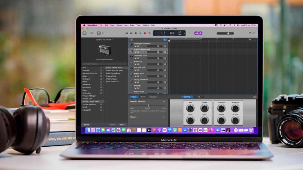 Uncovering the Evolution of Garageband Versions 17