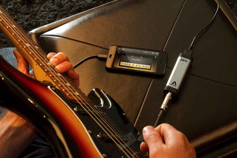 can i plug my guitar into my iphone