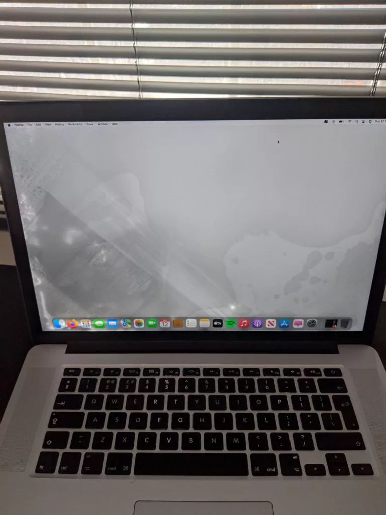 How to Clean Your Macbook Screen with Isopropyl Alcohol 1