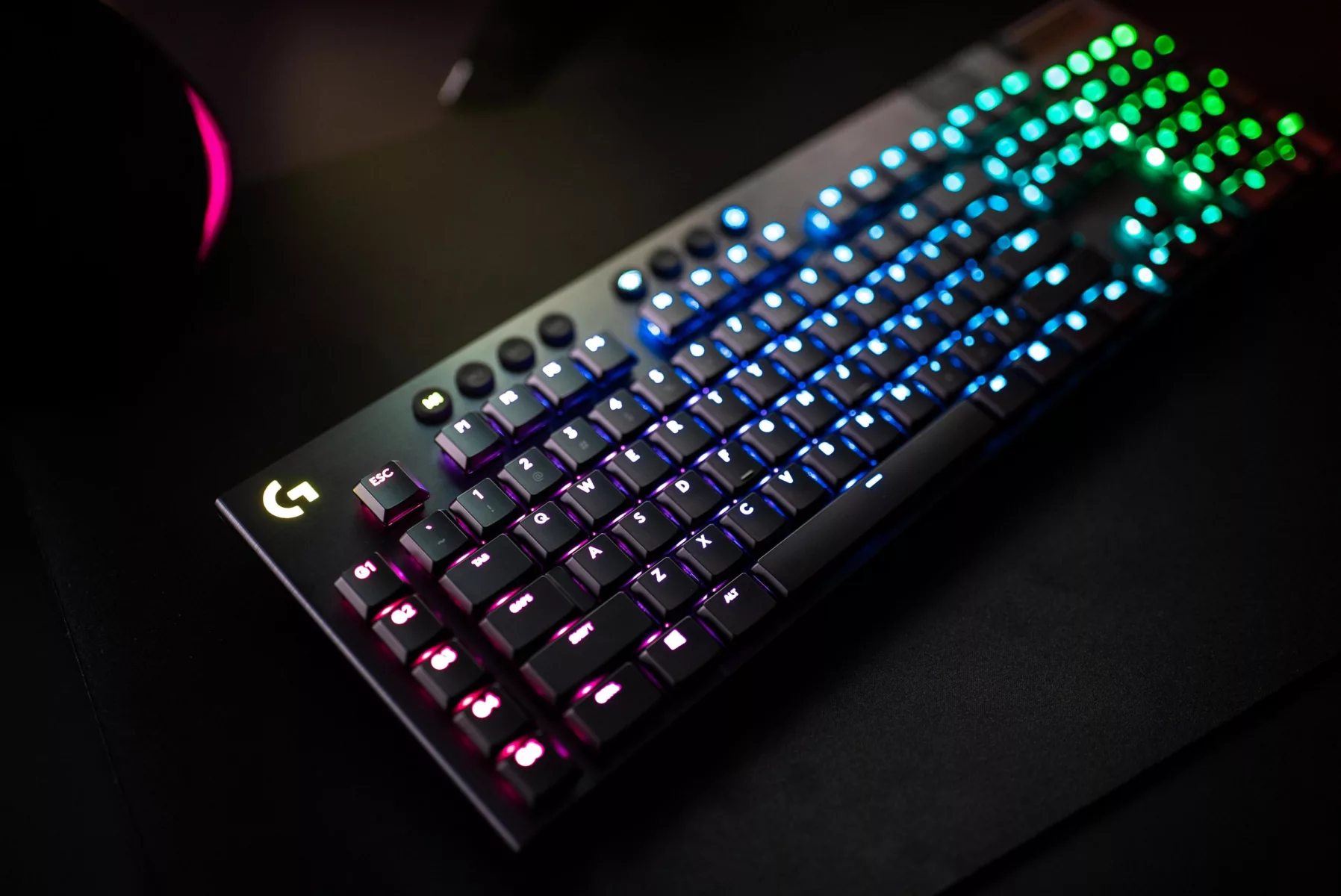 How to Connect your Logitech Keyboard to PC DeviceMAG