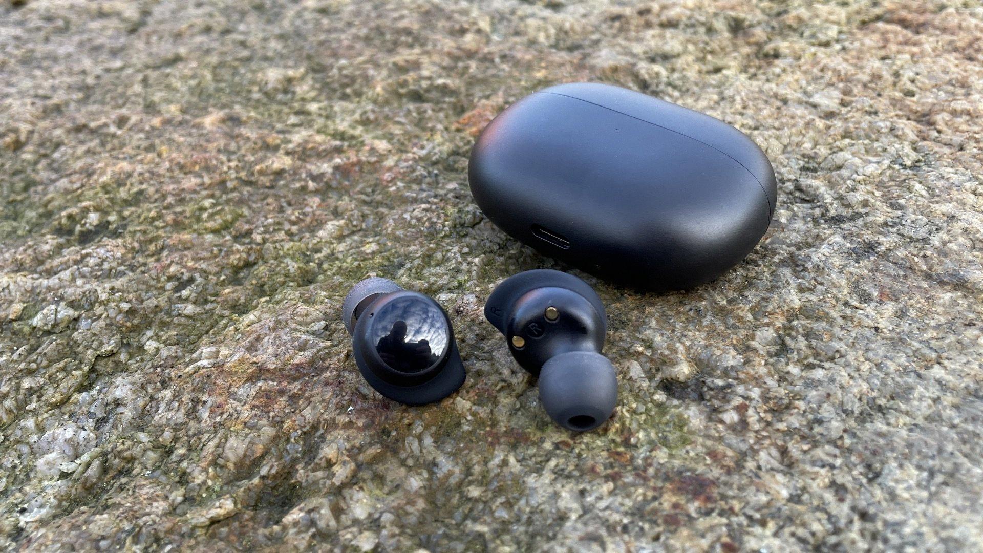 difference between airpods and earbuds xiaomi