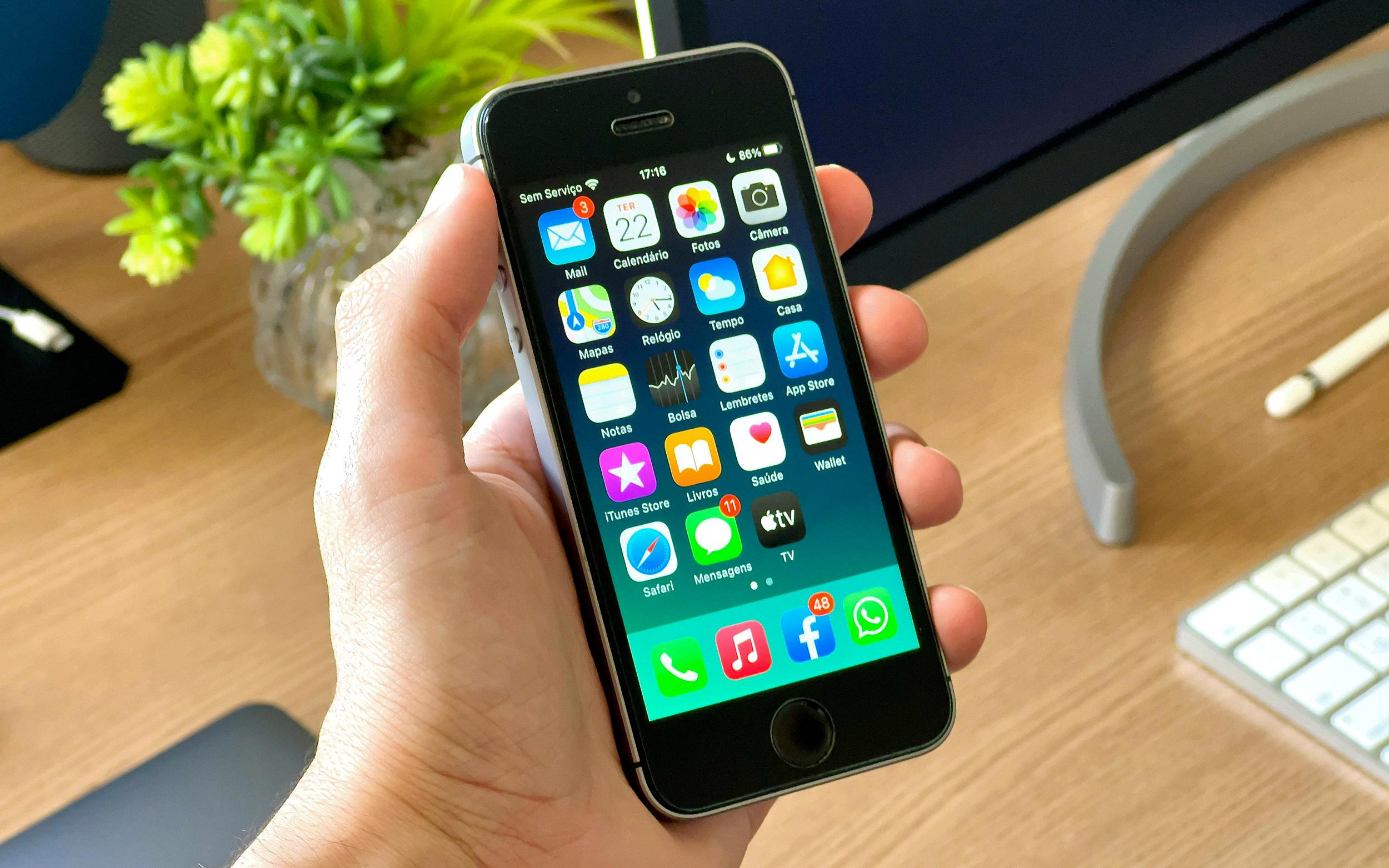 how do i charge my iphone se