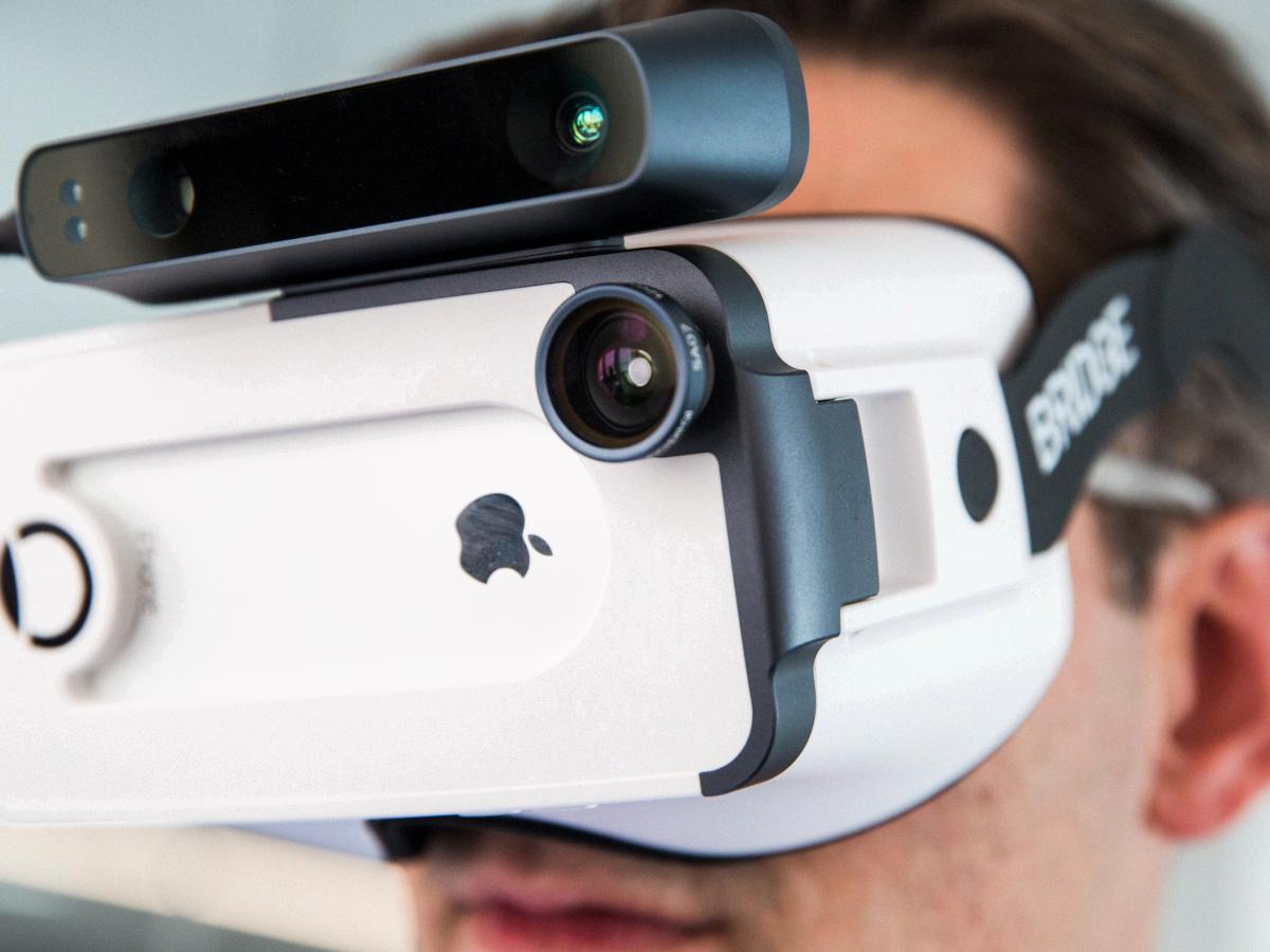 how does vr headset work with iphone