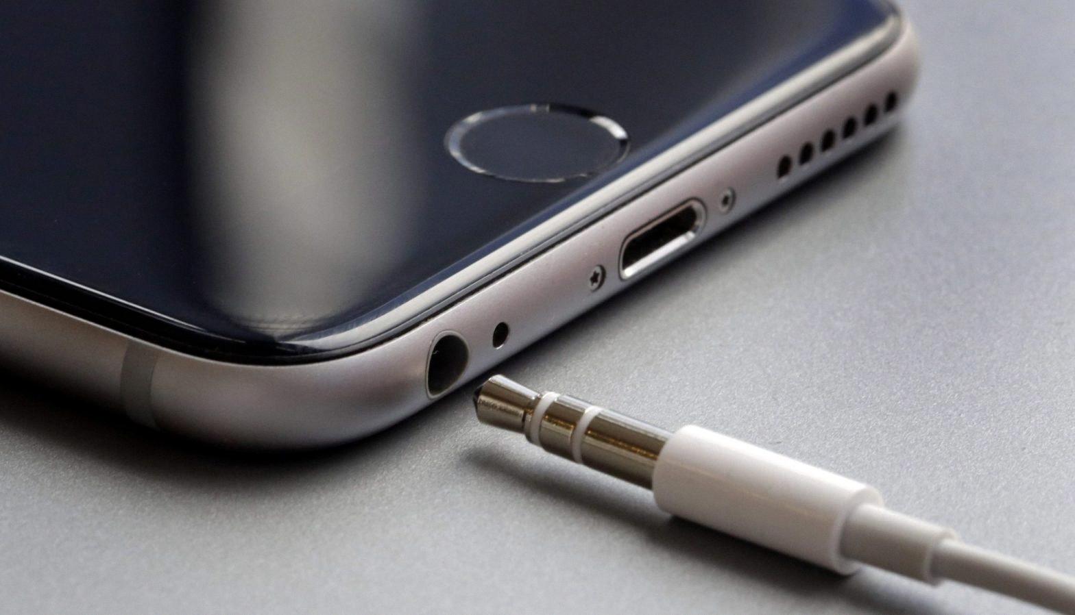 how to clean headphone jack on iphone