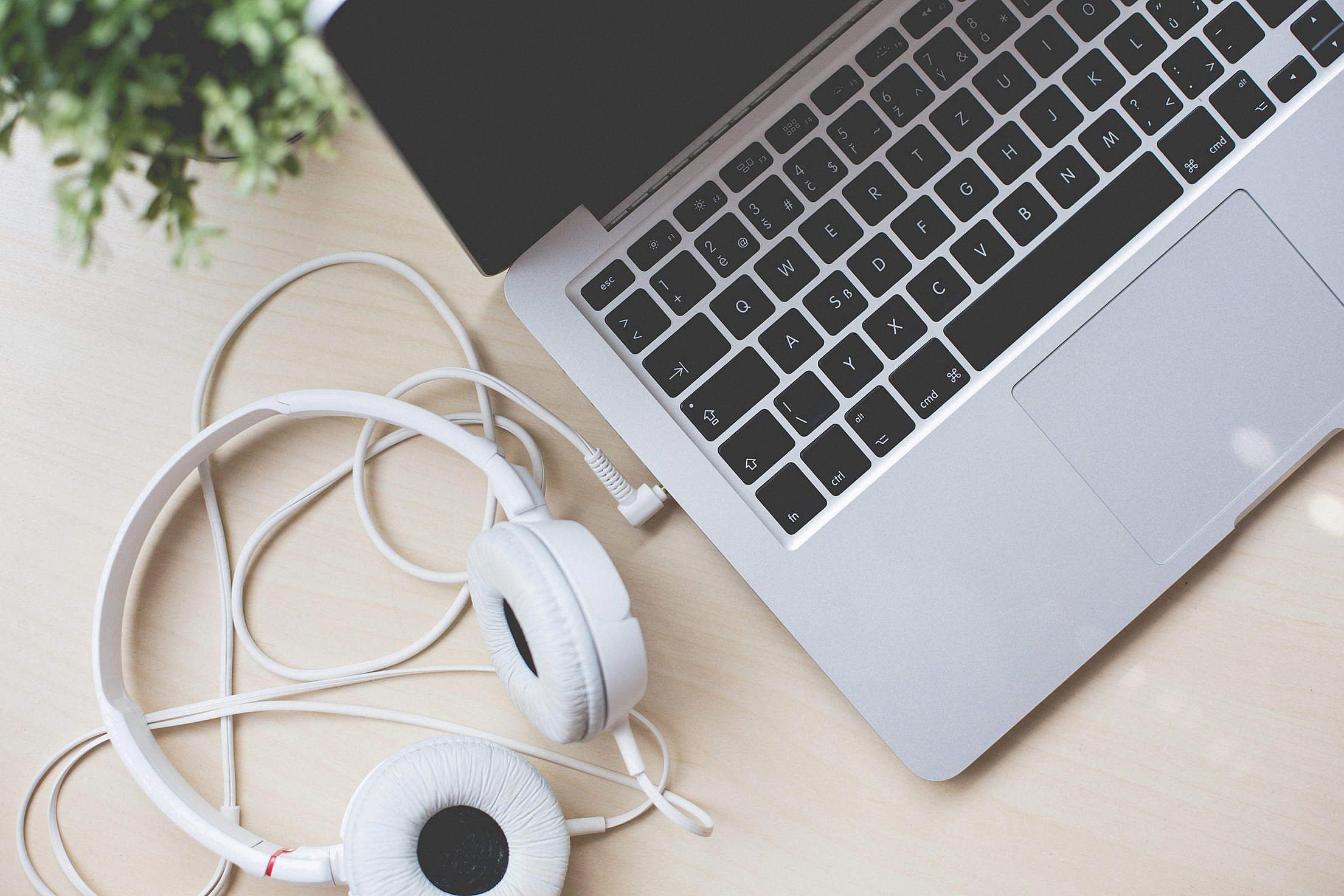 how to use headphones on macbook