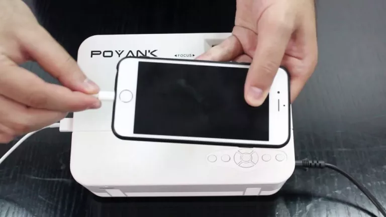 How to Connect an iPhone to a Projector via USB 1