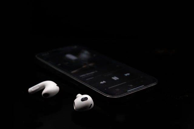 What Do the Blue and Red Lights on AirPods Mean? 3
