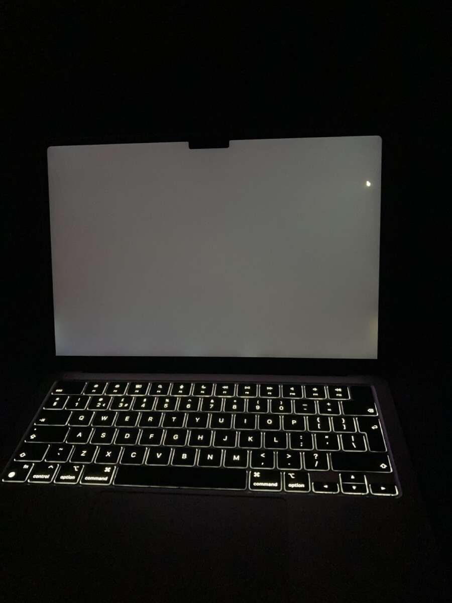 How to Prevent Screen Bleeding on Your MacBook Air 2 How to Prevent Screen Bleeding on Your MacBook Air 1