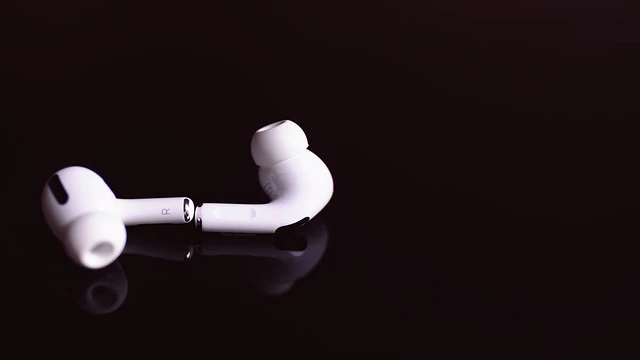 What Do the Blue and Red Lights on AirPods Mean? 3 What Do the Blue and Red Lights on AirPods Mean? 2