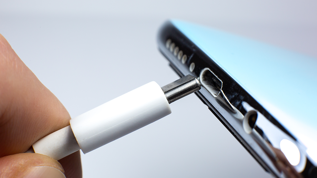 Can You Clean Iphone Charger Port With Q Tip 1