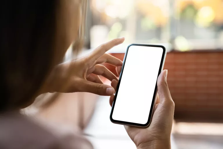 How to Tell If Someone is On Their Phone? 15