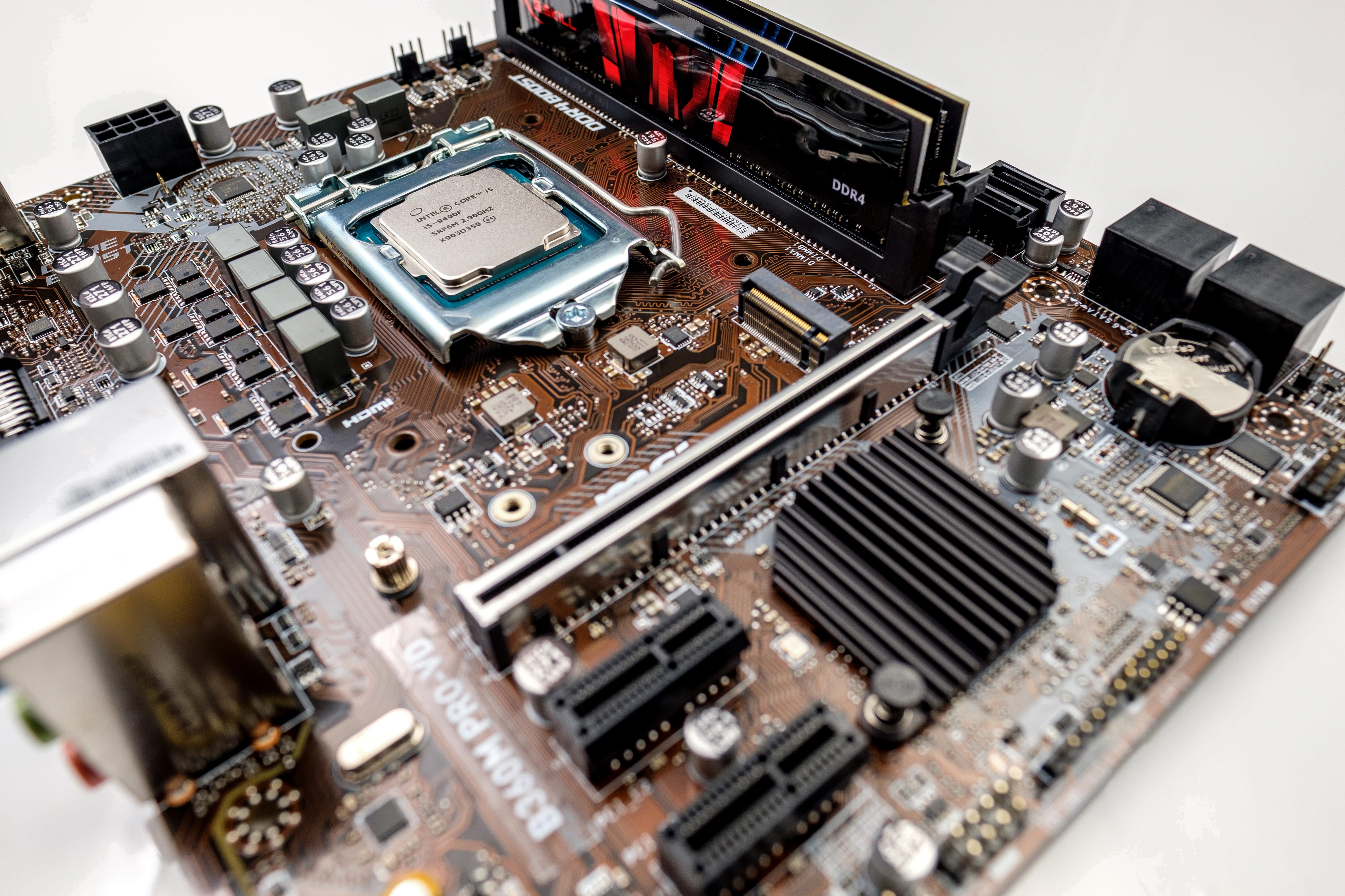 How to Remove a CPU Stuck in a Motherboard? 3