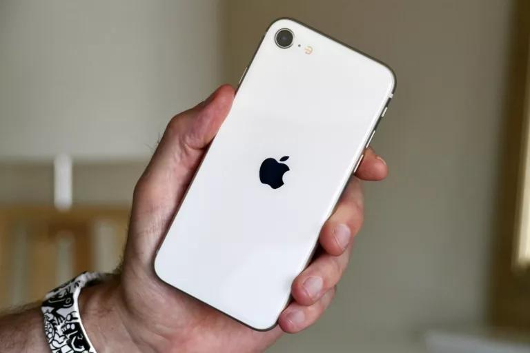 How Much Does An Iphone SE Weigh? 1