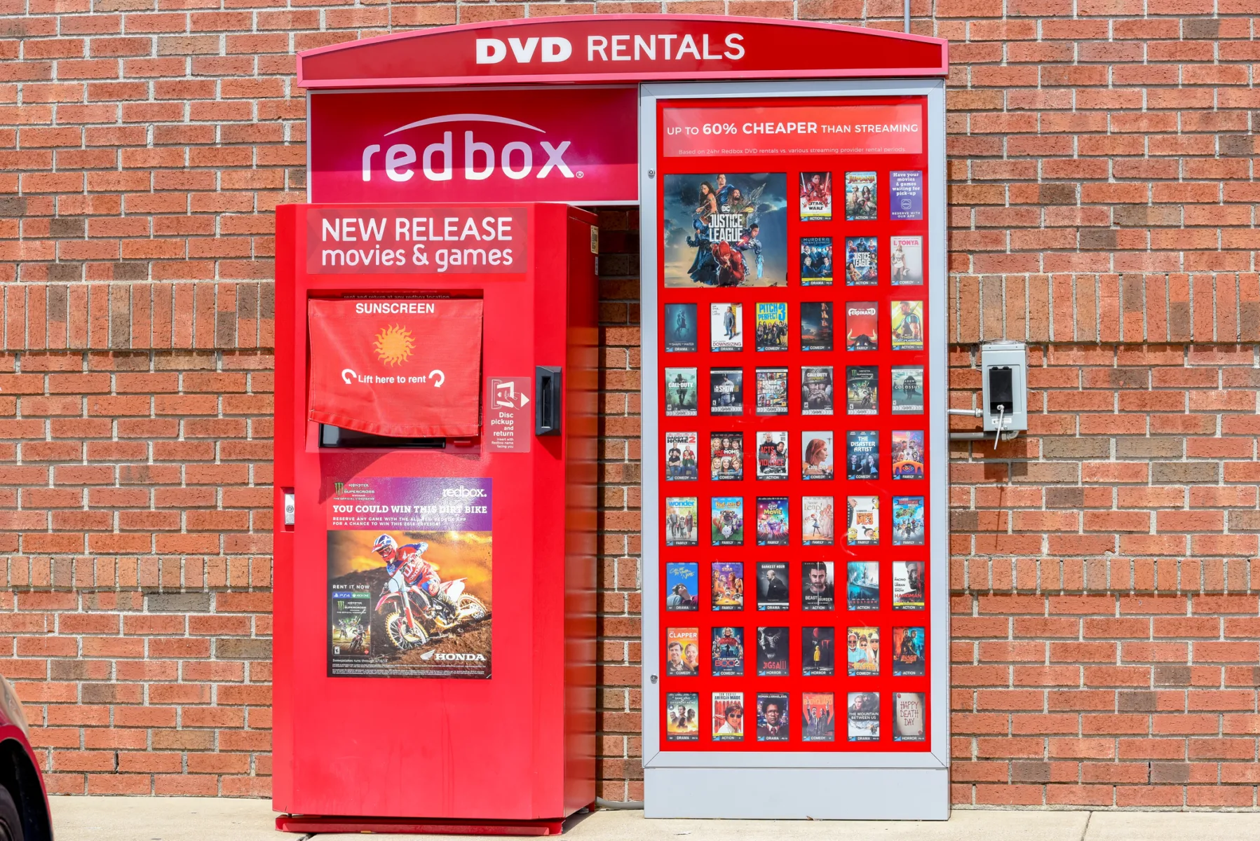 Does Redbox Accept Payment in Cash? 2 Does Redbox Accept Payment in Cash? 1