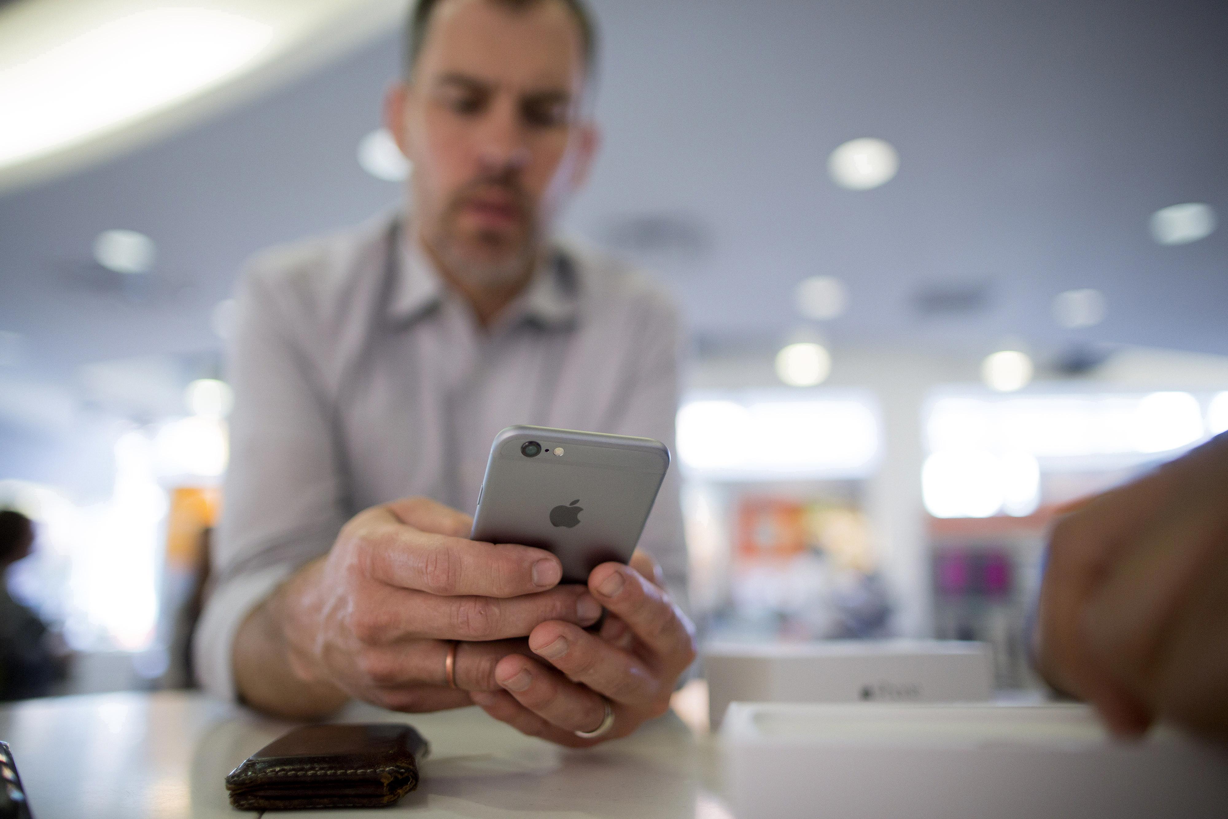 how to make it seem like your phone is off