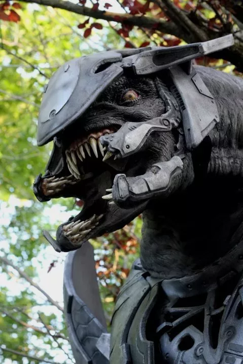 Animatronic Halo Elite Costume Will Have You Screaming “Wart, Wart, Wart!” 5