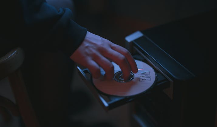 How to Play a CD on Your MacBook Pro 6 How to Play a CD on Your MacBook Pro 5