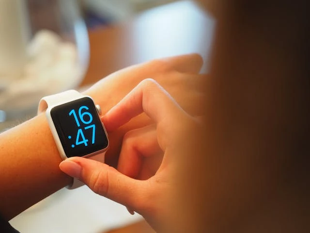 What Is The Correct Way To Wear An Apple Watch 2 Why You Shouldn’t Wear It on the Inside of the Wrist or Ankle