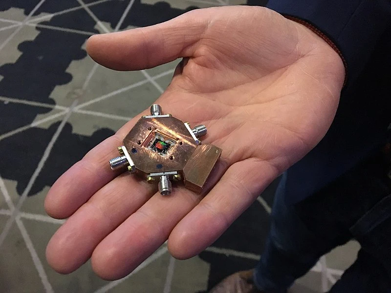 Google: New Quantum Chip Proves Parallel Universes Exist 1 A quantum computer chip with three qubits - Anita Fors (Chalmers), CC BY-SA 4.0, via Wikimedia Commons